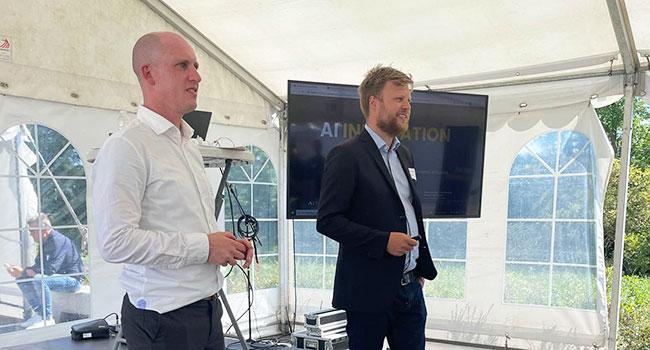 Roman Jurowetzki (til venstre) ved den officielle præsentation af AI Innovation Map sammen med Peter Lemcke Frederiksen, seniorprojektleder ved Teknologisk Institut (til højre).